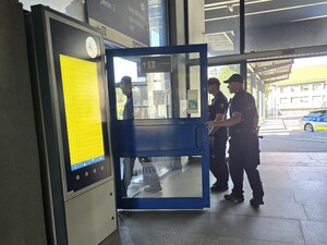 policjant funkcjonariusze sok wchodzą na halę dworcowa