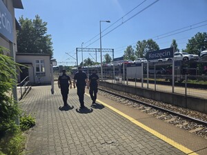policjant funkcjonariusze sok na peronie dworca pociąg z nowymi samochodami