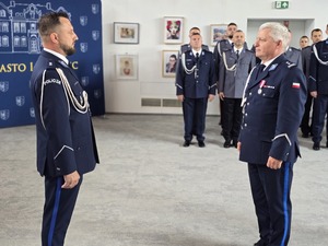 dwóch umundurowanych policjantów stoi na wprost siebie