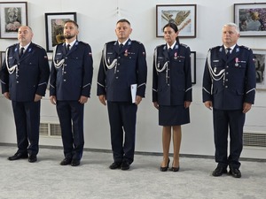 w szeregu stoi pięciu umundurowanych policjantów