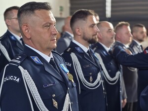 umundurowani policjanci stoją w rzędzie widoczne są na ich piersiach medale