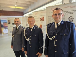 trzech umundurowanych  policjantów stojących obok siebie