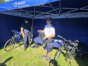namiot umundurowani policjanci rowery