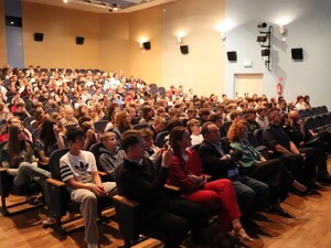 Uczestnicy przedsięwzięcia siedzący w sali kinowej.