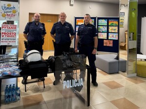 Umundurowani policjanci biorący udział w przedsięwzięciu.